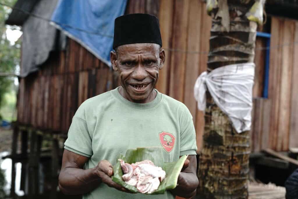 rois ojk maluku papua lampung12 dompet dhuafa Masyarakat di Papua menerima daging kurban dari Dompet Dhuafa dan ROIS OJK.