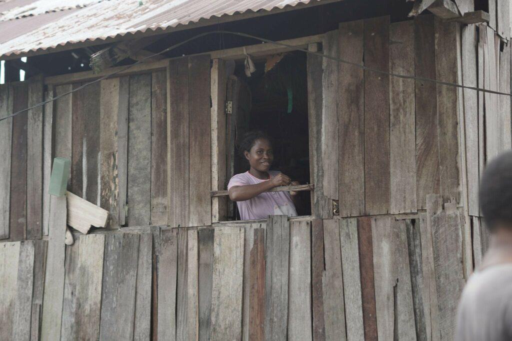 rois ojk maluku papua lampung5 dompet dhuafa Masyarakat Lokal Papua yang tinggal di wilayah Kuruwato, tengah antusias melihat proses penyembelihan hewan kurban.