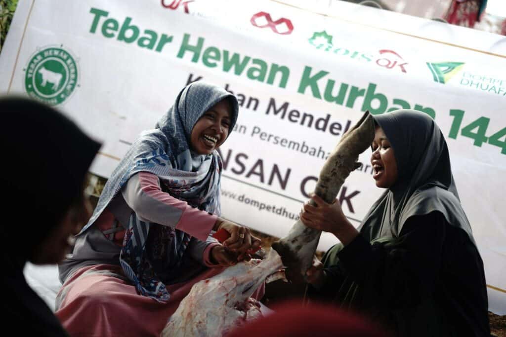 rois ojk maluku papua lampung6 dompet dhuafa Selain mendistribusikan kepada masyarakat asli Papua dan warga lokal, daging kurban juga didistribusikan ke beberapa panti, seperti panti mualaf dan panti asuhan.