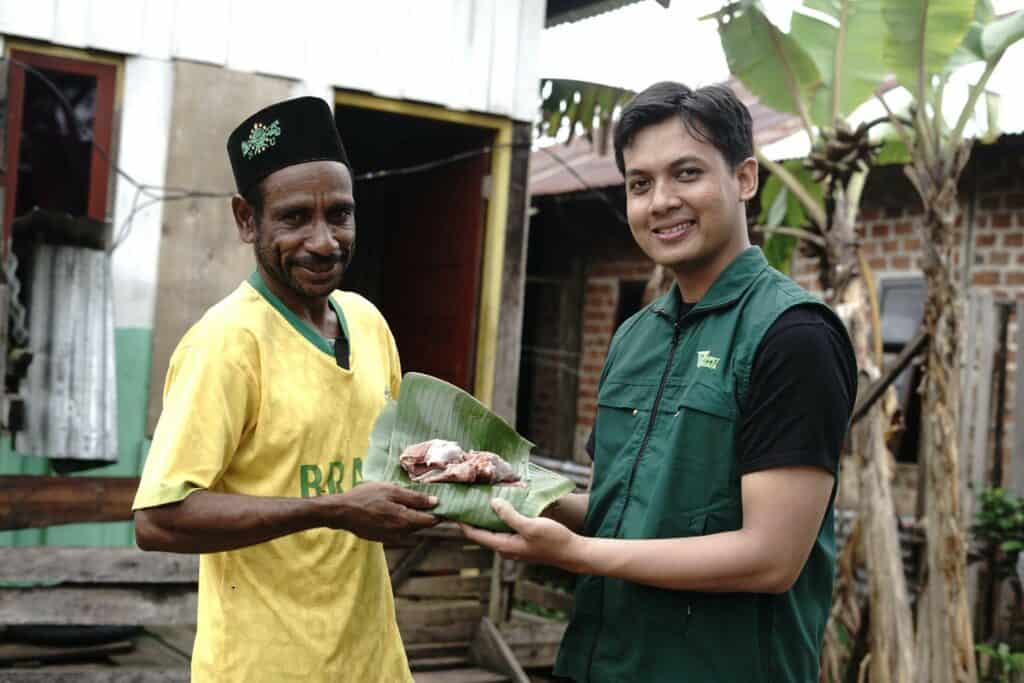 rois ojk maluku papua lampung7 dompet dhuafa Senyum merekah terukir di wajah Basri Alkatiri, salah satu penerima manfaat program Tebar Hewan Kurban (THK) di Kuruwato, Distrik Mayamuk, Kabupaten Sorong, Papua Barat Daya.
