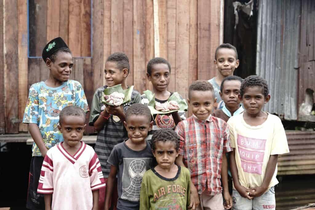 rois ojk maluku papua lampung8 dompet dhuafa Anak-anak di Papua antusias menerima daging kurban dari Dompet Dhuafa dan ROIS OJK.