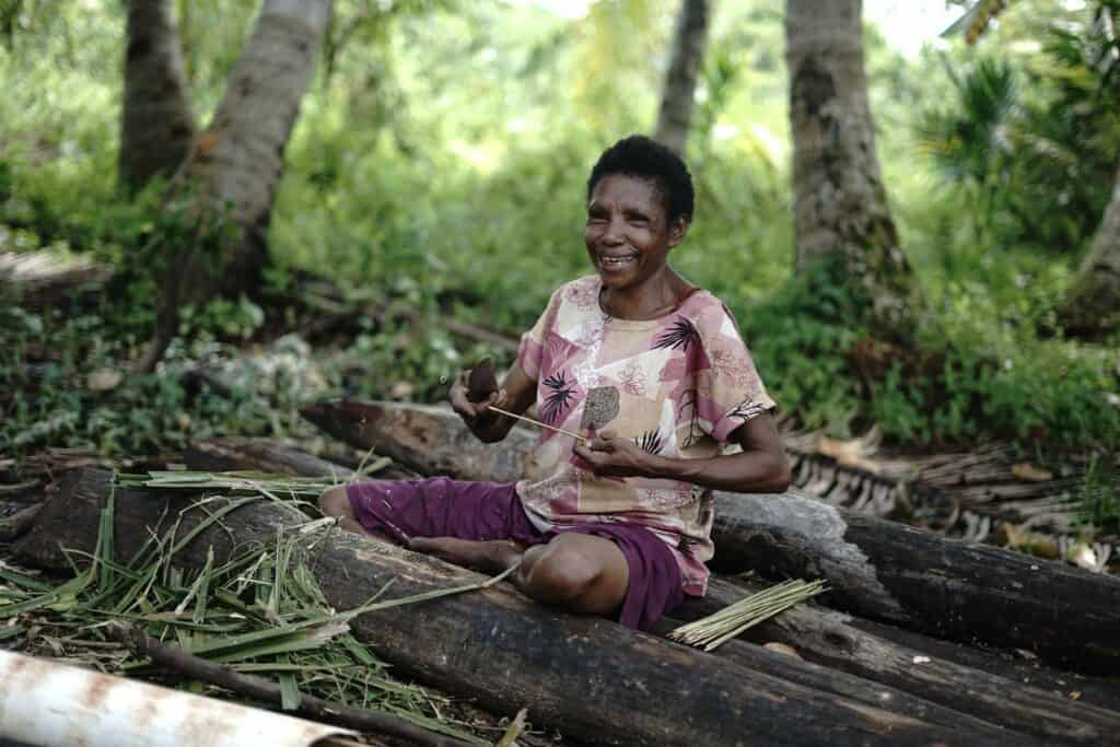 rois ojk maluku papua lampung9 dompet dhuafa Salah satu warga Papua tengah membuat tusuk sate berasal dari kerangka daun kelapa.