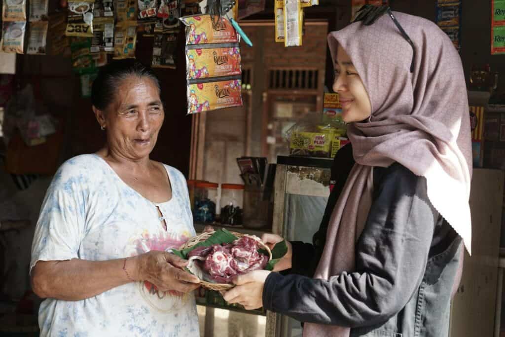 tebar hewan kurban di bali10 dompet dhuafa Mbok Suminten (60) merupakan seorang hindu sekaligus penerima manfaat daging kurban Dompet Dhuafa. Sebagai orang tua tunggal, sehari-harinya ia mengandalkan penghasilan dari warung sembakonya untuk menghidupi kedua anaknya.