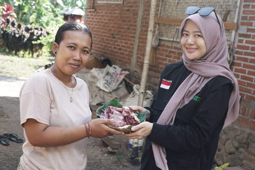 tebar hewan kurban di bali8 dompet dhuafa Niluh (42), seorang hindu yang merasakan program pemberdayaan ayam petelur milik Pesantren Mualaf Dompet Dhuafa dengan menjadi reseller telur ayam. Pada Iduladha 1445 H ini menjadi momen pertama kalinya menerima daging kurban.