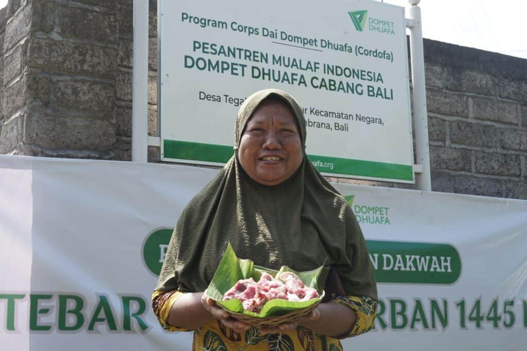 tebar hewan kurban di bali9 dompet dhuafa Komang Tri Astini (56) merupakan penerima manfaat THK sekaligus santri di Pesantren Mualaf Indonesia Dompet Dhuafa Cabang Bali. Sejak mualaf pada 2020 lalu, namanya berganti menjadi Asih. Ia rutin memperdalam ilmu agama Islam di Pesantren Mualaf.