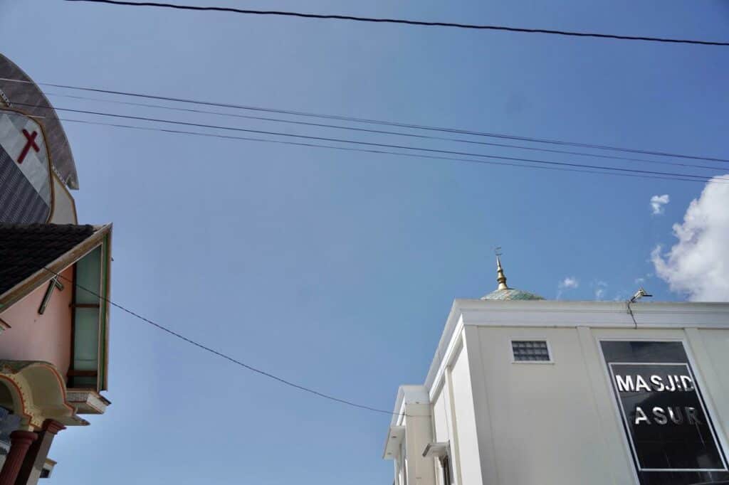 tebar hewan kurban di kaki gunung merbabu 1 dompet dhuafa Satu-satunya rumah ibadah umat Muslim di Desa Batur teratas, Masjid Asur (kanan), sekaligus simbol toleransi dan kebersamaan yang berdampingan dengan Gereja (kiri) rumah ibadah umat Nasrani.