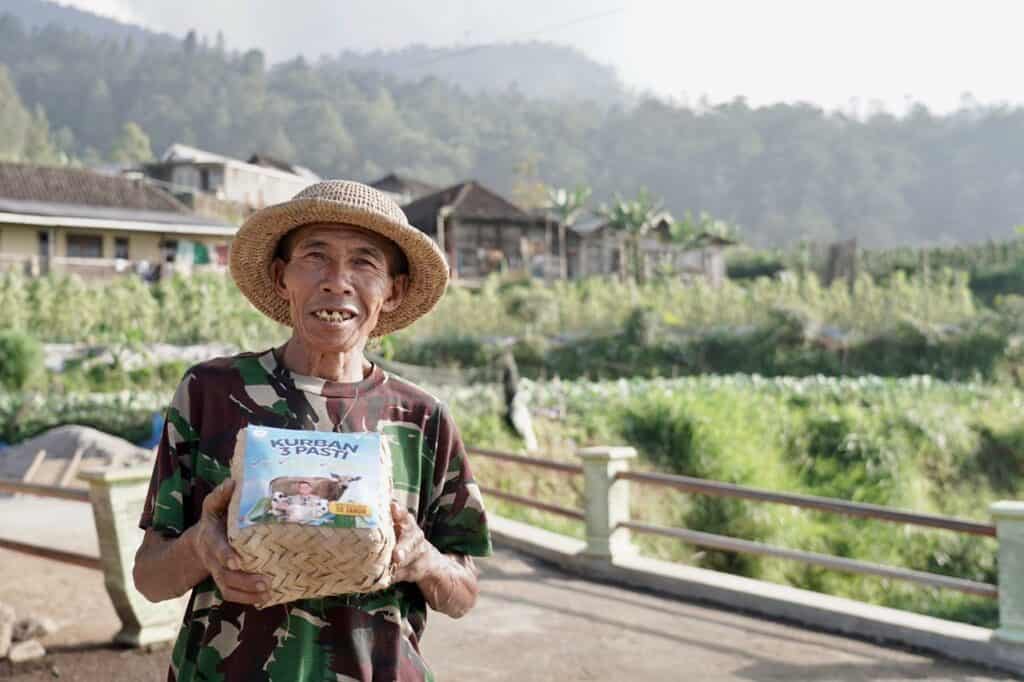 tebar hewan kurban di kaki gunung merbabu 11 dompet dhuafa Senyum Kuswanto, petani tembakau, senang mendapat daging kurban THK 2024 Dompet Dhuafa pada hari Tasyrik pertama, Selasa (18/06/2024).