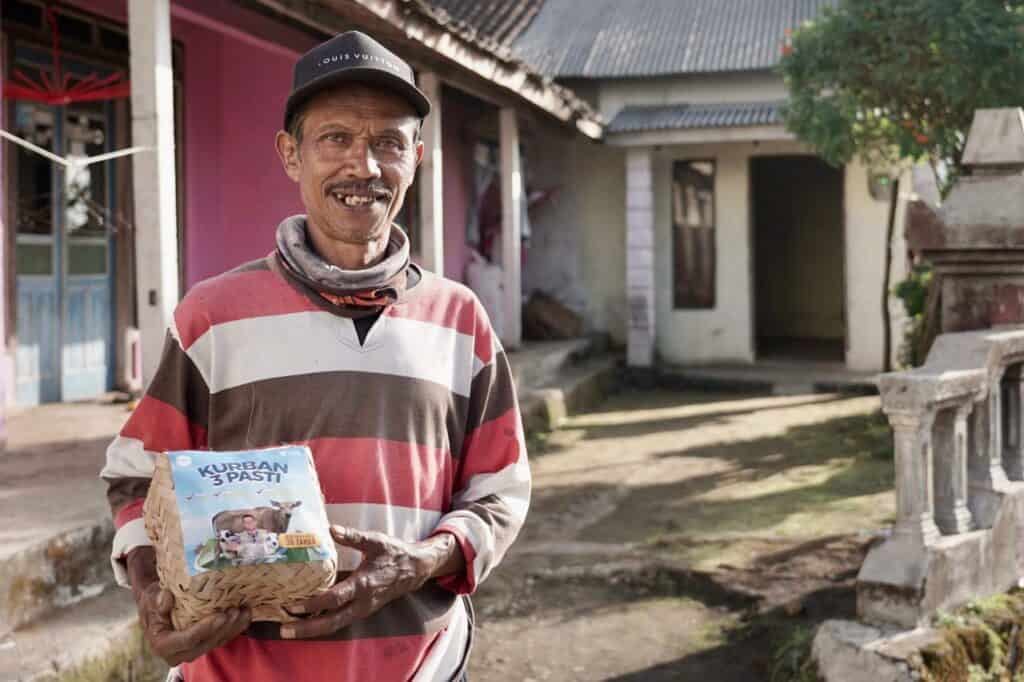 tebar hewan kurban di kaki gunung merbabu 12 dompet dhuafa Senyum Diko, petani tembakau, senang mendapat daging kurban THK 2024 Dompet Dhuafa pada hari Tasyrik pertama, Selasa (18/06/2024).