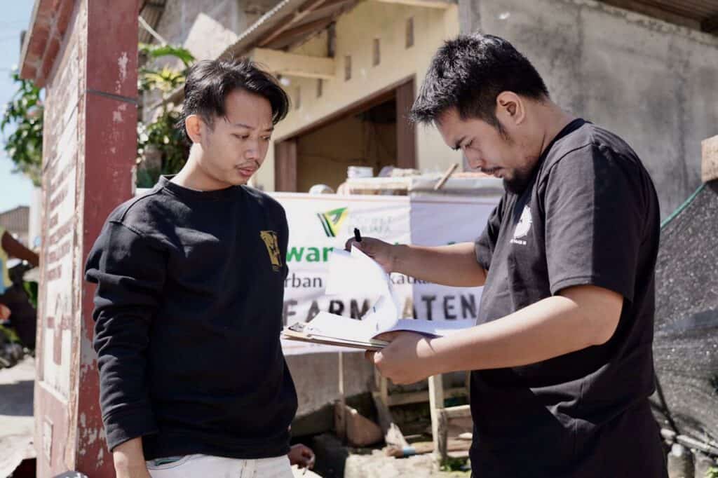 tebar hewan kurban di kaki gunung merbabu 5 dompet dhuafa Tim THK Jawa Tengah memastikan kembali data pekurban dan hewan kurban sebelum penyembelihan di Desa Batur berlangsung.