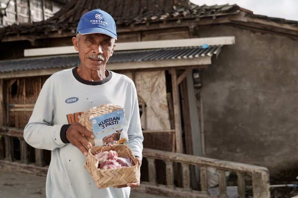 tebar hewan kurban di kaki gunung merbabu 9 dompet dhuafa Senyum Sudimin, petani kubis, senang mendapat daging kurban THK 2024 Dompet Dhuafa pada hari Tasyrik pertama, Selasa (18/06/2024).