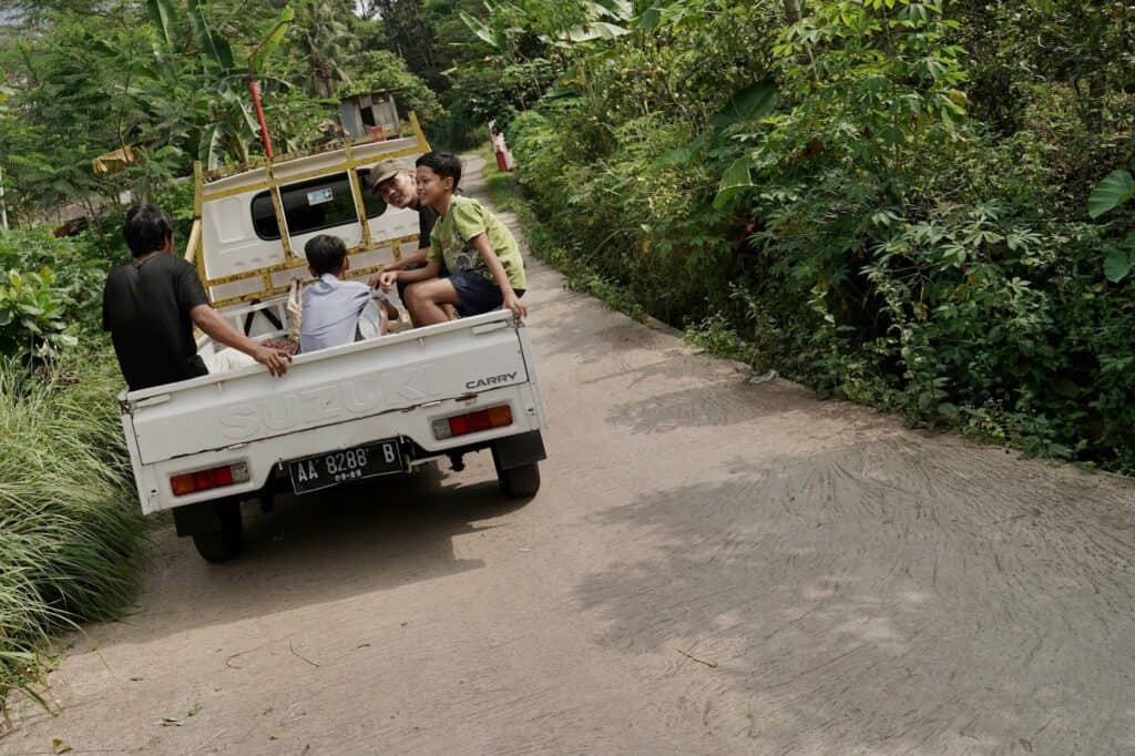 Distribusi hewan kurban yang sudah disembelih dari Dusun Kepatran ke beberapa dusun di Desa Banjarsari, Grabag, Magelang, pada hari tasyrik kedua, Rabu (19/06/2024).