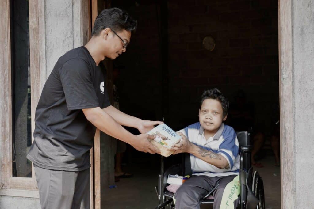 Dompet Dhuafa Jawa Tengah menyalurkan daging kurban dalam kemasan besek rotan kepada Irfan (27), warga Dusun Kepatran, Desa Banjarsari, Grabag, Magelang, Rabu (19/06/2024). Irfan juga merupakan penerima manfaat bantuan kursi roda program layanan sosial untuk mendukung proses penyembuhannya.