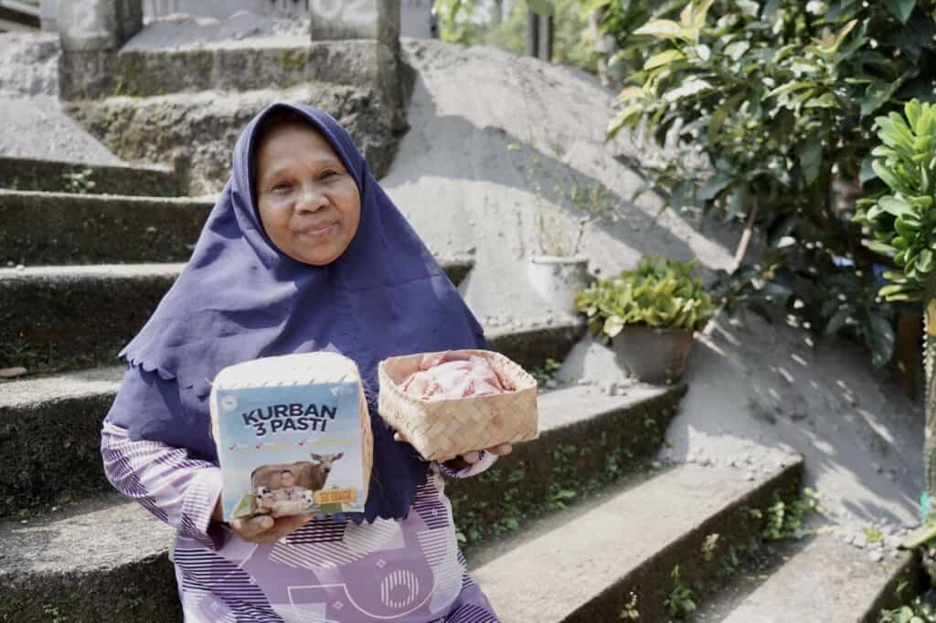 Dompet Dhuafa Jawa Tengah menyalurkan daging kurban dalam kemasan besek rotan kepada Marini, warga Dusun Kepatran, Desa Banjarsari, Grabag, Magelang, Rabu (19/06/2024).