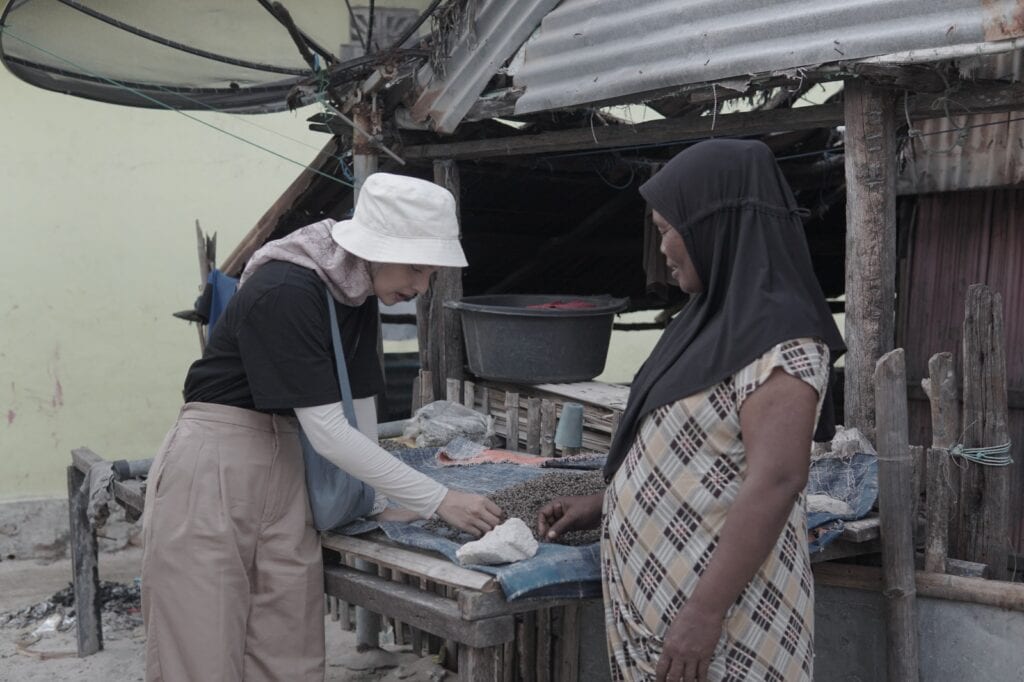 tebar hewan kurban di rote ndao timur ntt 1 dompet dhuafa Tim Tebar Hewan Kurban Dompet Dhuafa bersama Nabila Ishma mengunjungi kediaman Arti untuk mengantarkan daging kurban.