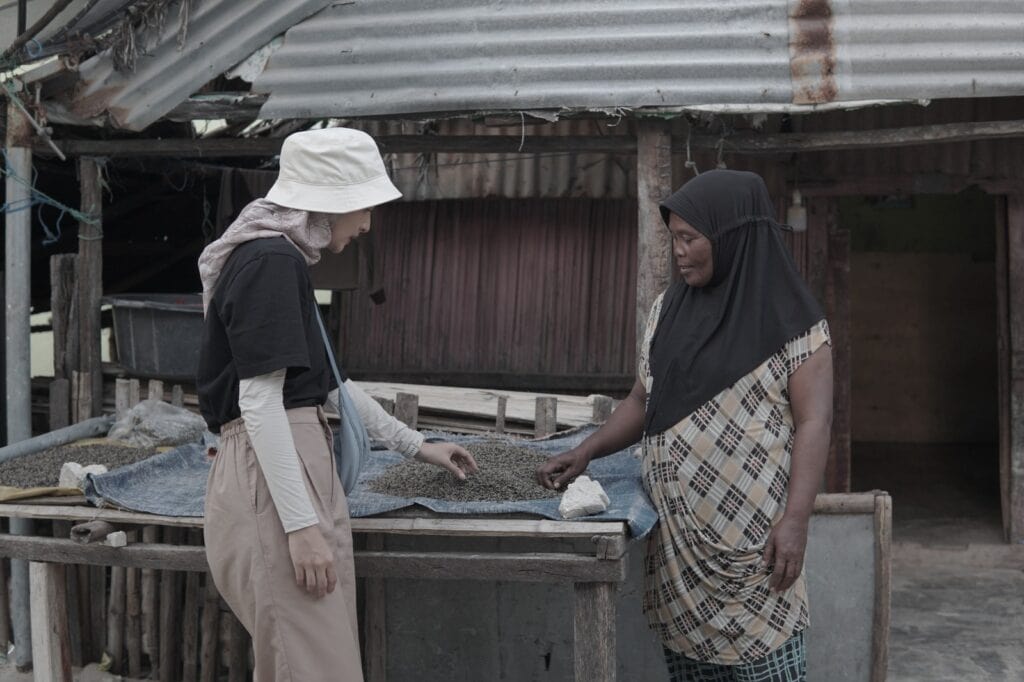 tebar hewan kurban di rote ndao timur ntt 3 dompet dhuafa Tim Tebar Hewan Kurban Dompet Dhuafa bersama Nabila Ishma mengunjungi kediaman Arti untuk mengantarkan daging kurban.