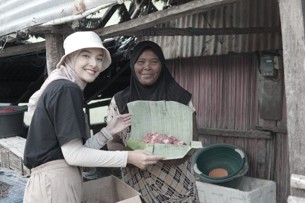 tebar hewan kurban di rote ndao timur ntt 6 dompet dhuafa Ibu Arti senang mendapatkan daging kurban dari Tim Tebar Hewan Kurban Dompet Dhuafa dan Nabila Ishma.