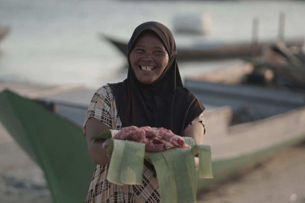 tebar hewan kurban di rote ndao timur ntt 7 dompet dhuafa Ibu Arti senang mendapatkan daging kurban dari Tim Tebar Hewan Kurban Dompet Dhuafa dan Nabila Ishma.