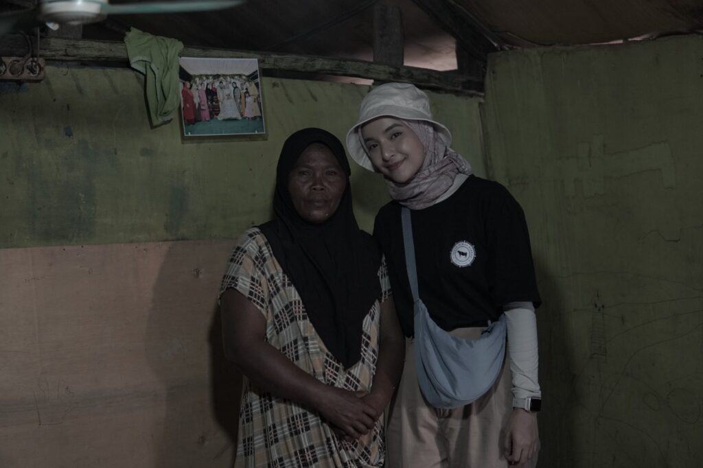 tebar hewan kurban di rote ndao timur ntt 8 dompet dhuafa Tim Tebar Hewan Kurban Dompet Dhuafa bersama Nabila Ishma mengunjungi kediaman Arti untuk mengantarkan daging kurban.