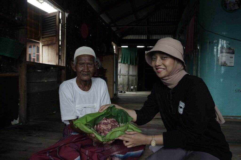 tebar hewan kurban di sumatra utara6 dompet dhuafa Chiki Fawzi memberikan daging kurban kepada Ahmad (98), warga dusun 2 Desa Jaring Halus.