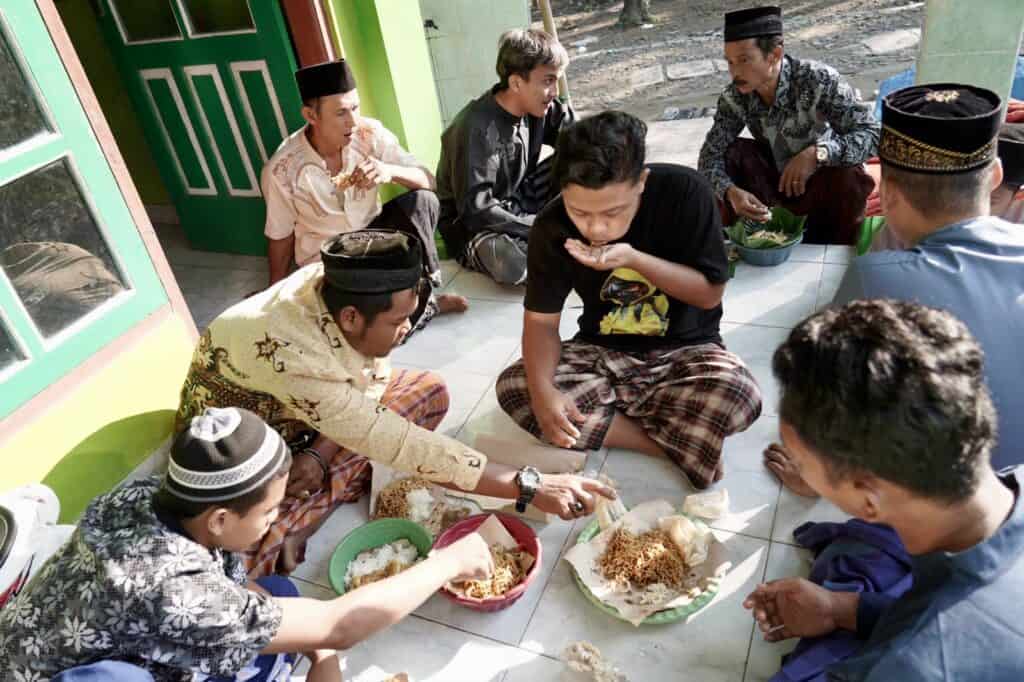 Warga Desa Padas, Kedungjati, Grobogan melakukan tradisi Bancakan-doa dan makan-makan-sebelum penyembelihan hewan kurban pada Hari Iduladha 1445 H, Senin (17/06/2024).