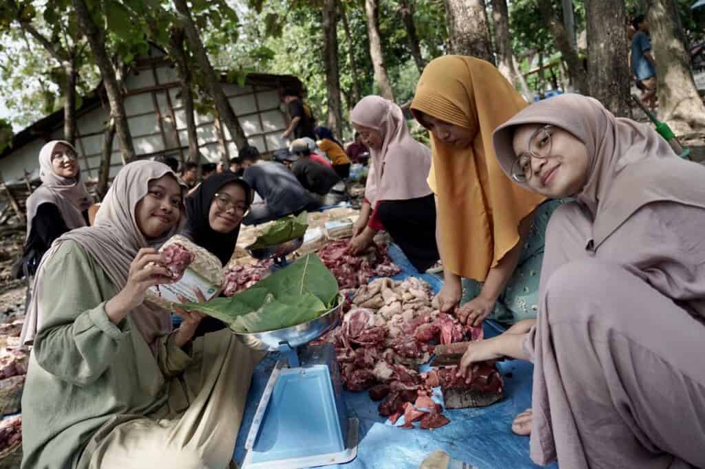 whatsapp image 20240618 at 190605 1 dompet dhuafa Kebersamaan warga Desa Padas saat pencacahan hewan kurban yang telah tersembelih dalam pelaksanaan THK 2024 di Hari Iduladha 1445 Hijriah, di Desa Padas, Kedungjati, Grobogan, Senin (17/06/2024).