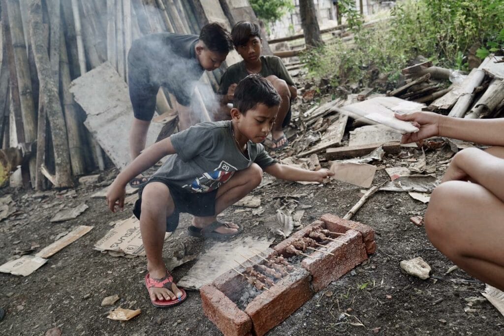 whatsapp image 20240618 at 190605 2 dompet dhuafa Anak-anak Desa Padas kumpul bakar satai kambing pasca pemotongan hewan kurban yang telah tersembelih dalam pelaksanaan THK 2024 di Hari Iduladha 1445 Hijriah, di Desa Padas, Kedungjati, Grobogan, Senin (17/06/2024).