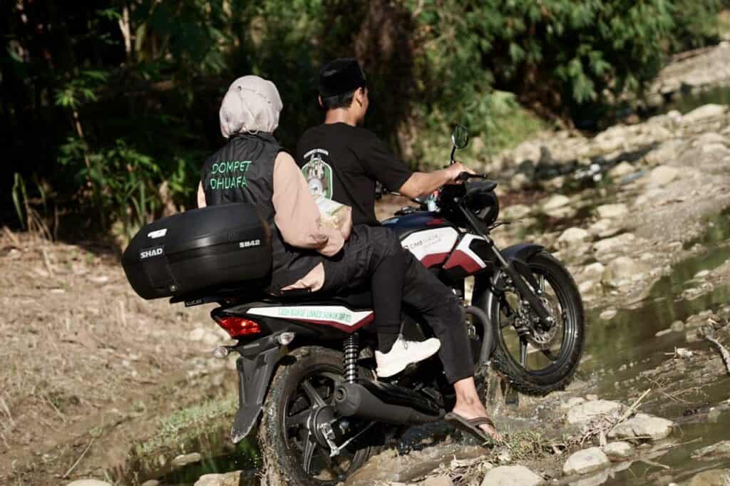 whatsapp image 20240618 at 190606 1 dompet dhuafa Perjalanan Dompet Dhuafa saat menyalurkan daging kurban menuju Dukuh Kedung Udal, Desa Padas dalam pelaksanaan THK 2024 di Hari Iduladha 1445 Hijriah, Senin (17/06/2024).
