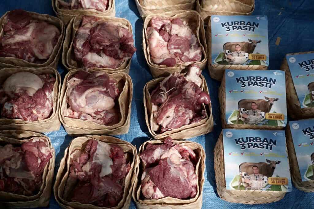 whatsapp image 20240618 at 190606 dompet dhuafa Pengemasan daging kurban yang sudah dipotong, dicacah dan ditimbang untuk disalurkan kepada para penerima manfaat THK 2024 di wilayah Kedungjati, Grobogan Hari Iduladha 1445 Hijriah, Senin (17/06/2024).