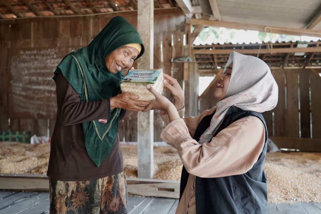 whatsapp image 20240618 at 190607 1 dompet dhuafa Salah seorang penerima manfaat daging kurban di Dukuh Kedung Udal, Desa Padas dalam pelaksanaan THK 2024 di Hari Iduladha 1445 Hijriah, Senin (17/06/2024).