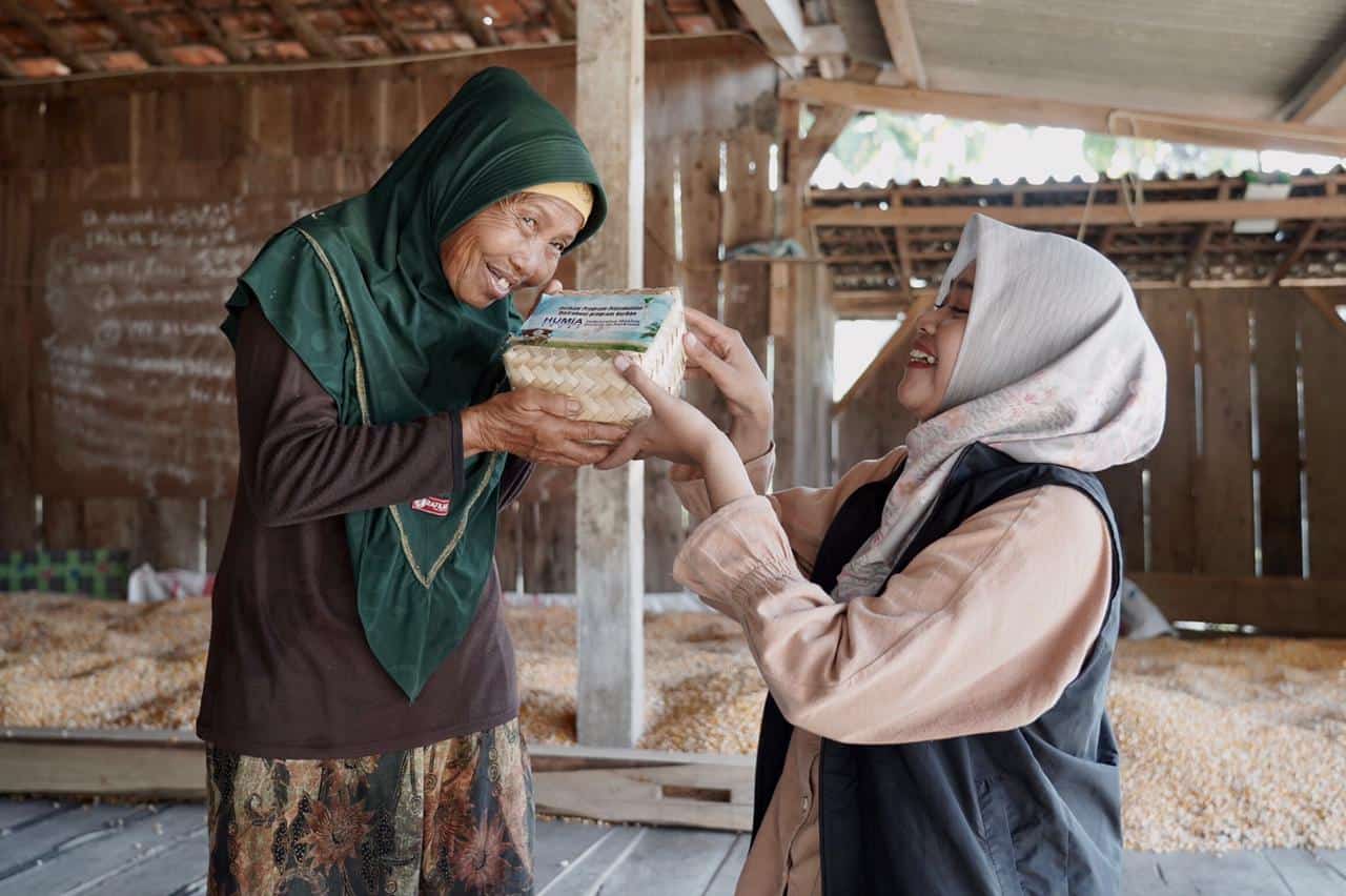 whatsapp image 20240618 at 190607 1 dompet dhuafa Salah seorang penerima manfaat daging kurban di Dukuh Kedung Udal, Desa Padas dalam pelaksanaan THK 2024 di Hari Iduladha 1445 Hijriah, Senin (17/06/2024).