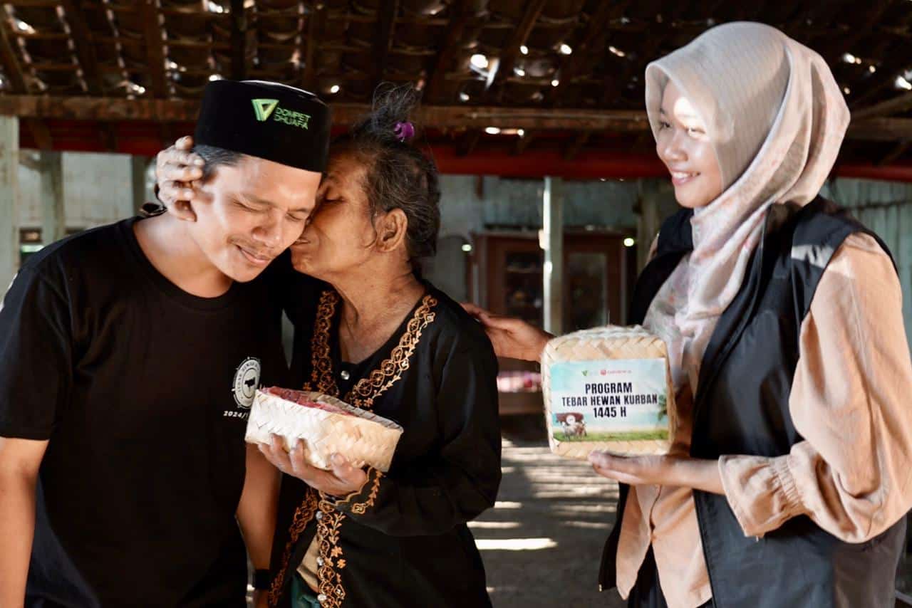 whatsapp image 20240618 at 190607 dompet dhuafa Momen haru salah seorang penerima manfaat daging kurban di Dukuh Kedung Udal, Desa Padas saat menerima penyaluran daging kurban dalam pelaksanaan THK 2024 di Hari Iduladha 1445 Hijriah, Senin (17/06/2024).