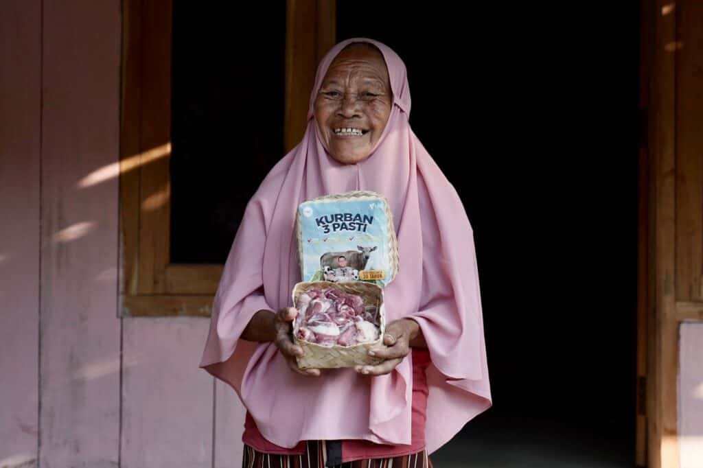 whatsapp image 20240620 at 032046 1 dompet dhuafa Senyum bahagia Mbah Mariyam saat menerima penyaluran daging kurban di Dukuh Kedung Udal, Desa Padas.