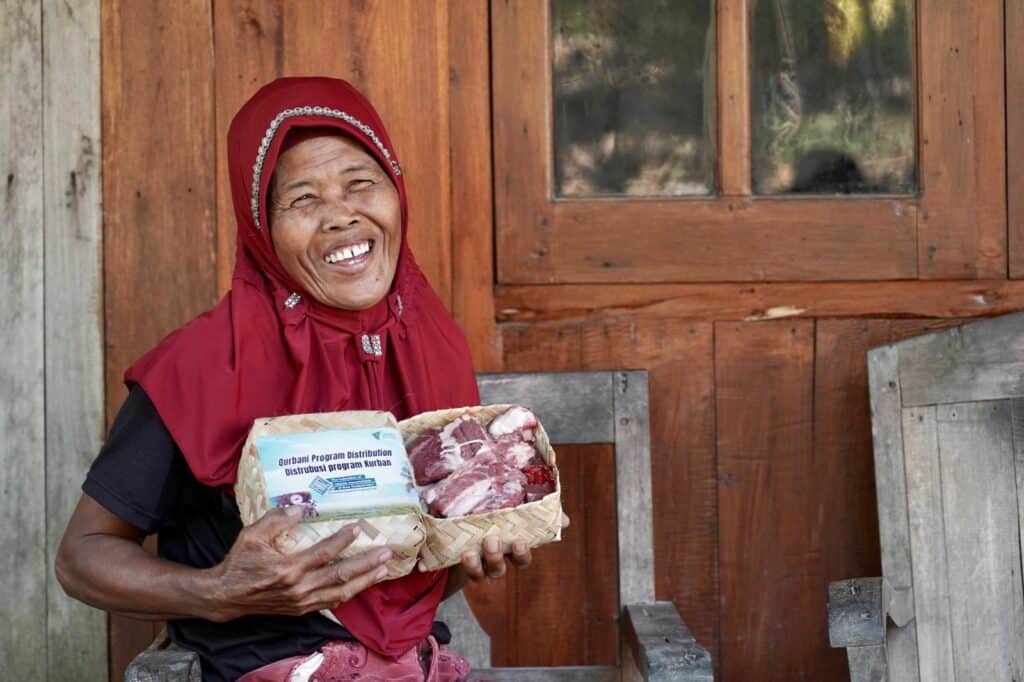 whatsapp image 20240620 at 032046 dompet dhuafa Senyum bahagia Bu Lawiyam saat menerima penyaluran daging kurban di Dukuh Kedung Udal, Desa Padas.