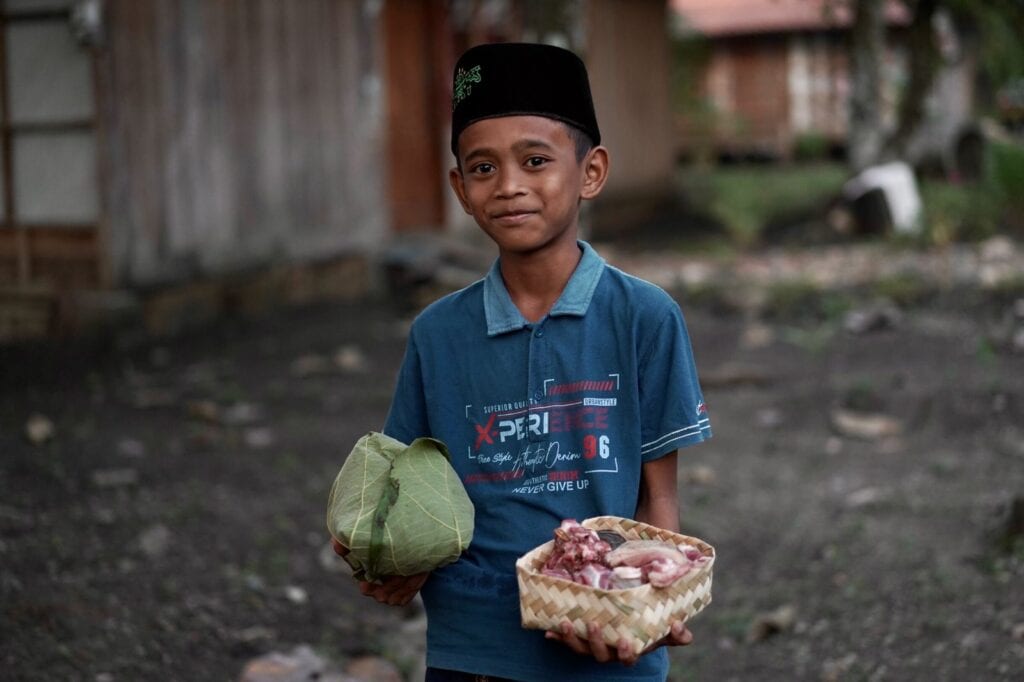 whatsapp image 20240620 at 032046 2 dompet dhuafa Semburat senyum salah seorang anak murid pengajian Ustaz Nur Chilos di Dukuh Kedung Udal jadi cambuk semangat tim THK Dompet Dhuafa saat melakukan penyaluran daging kurban.