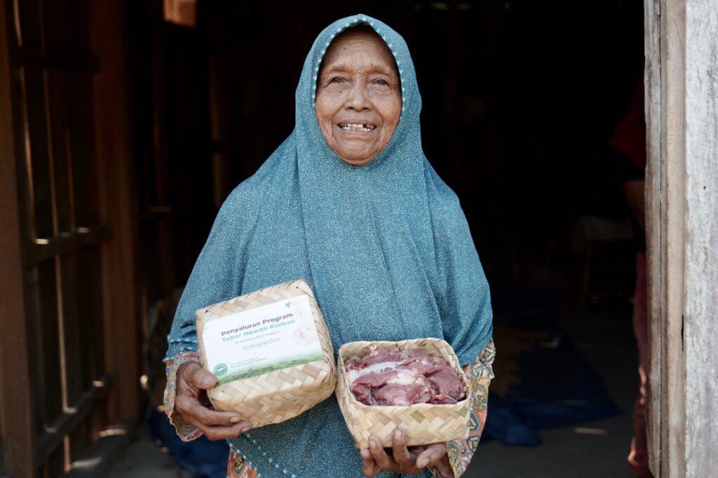 whatsapp image 20240620 at 032048 2 dompet dhuafa Senyum bahagia Mbah Satiyam saat menerima penyaluran daging kurban di Dukuh Kedung Udal, Desa Padas.