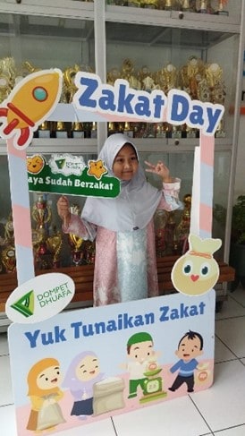 ajak siswa tunaikan zakat fitrah dan muliakan anak yatim2 dompet dhuafa Anak-anak siswa TK Early Step Bangun Mandiri mengikuti kegiatan Zakat Day