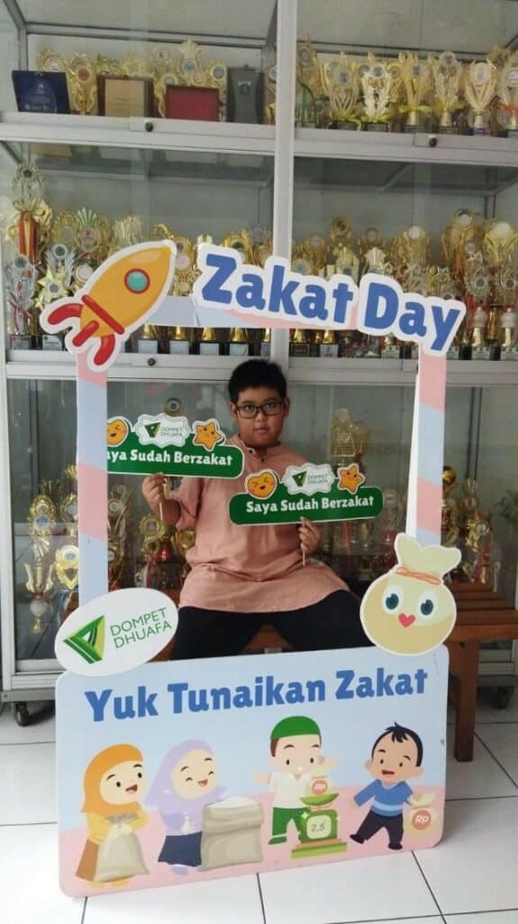 ajak siswa tunaikan zakat fitrah dan muliakan anak yatim3 dompet dhuafa Anak-anak siswa TK Early Step Bangun Mandiri mengikuti kegiatan Zakat Day