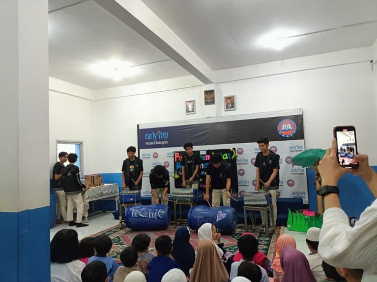 ajak siswa tunaikan zakat fitrah dan muliakan anak yatim4 dompet dhuafa Penampilan Trashic dalam kegiatan Zakat Day