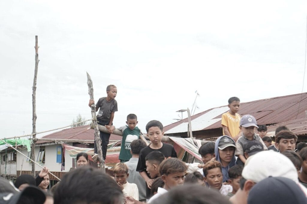 Antusias anak-anak Jaring Halus menyaksikan pemotongan hewan kurban.