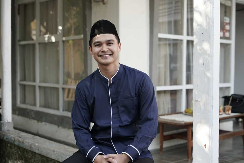 aiman ricky santunan yatim2 dompet dhuafa Aiman di depan rumah sang nenek yang dulu membesarkannya di daerah Garut, Jawa Barat.