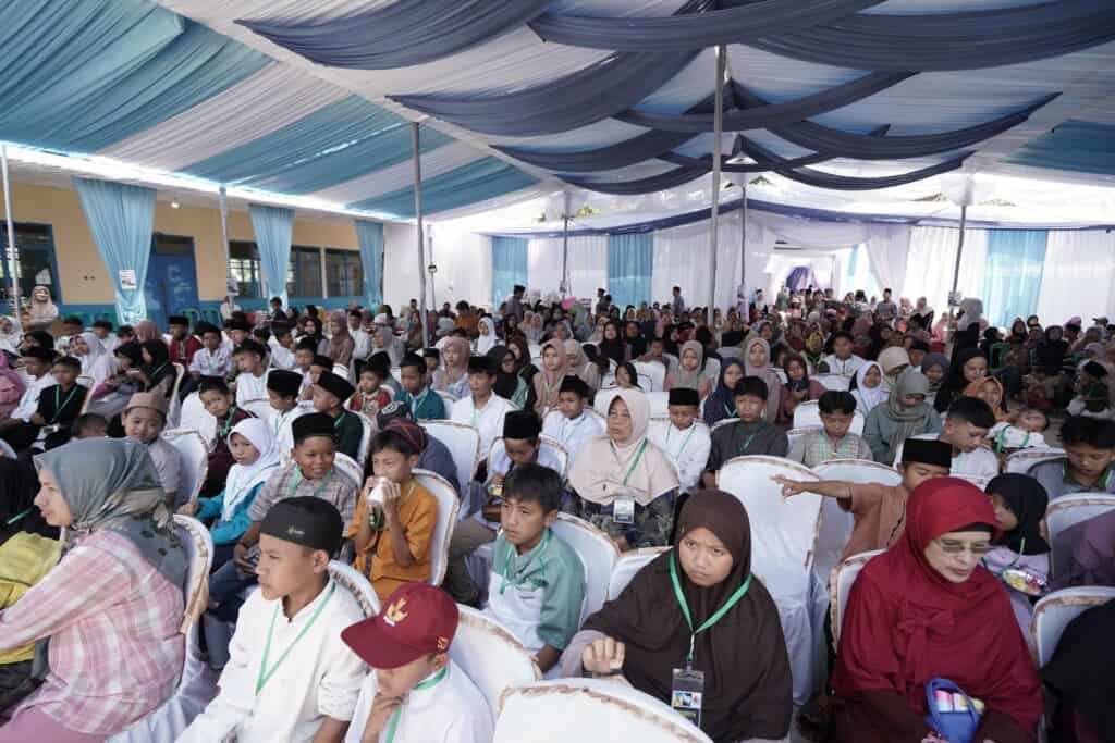 aiman ricky santunan yatim3 dompet dhuafa Ratusan anak yatim hadir dalam acara santunan dalam rangka memperingati lebaran anak yatim pada hari lebarannya anak yatim, yaitu 10 Muharram 1446, pada Selasa (16/07/2024).