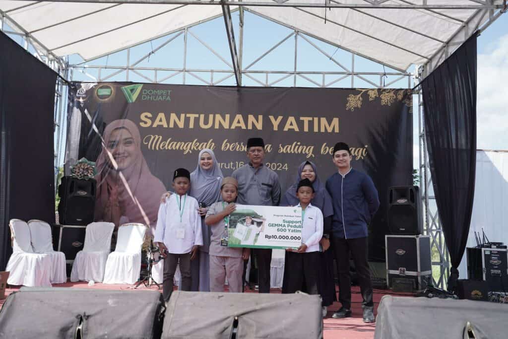 aiman ricky santunan yatim4 dompet dhuafa Simbolisasi penyerahan santunan kepada anak-anak yatim dari para donatur Dompet Dhuafa pada hari lebarannya anak yatim, yaitu 10 Muharram 1446, pada Selasa (16/07/2024).