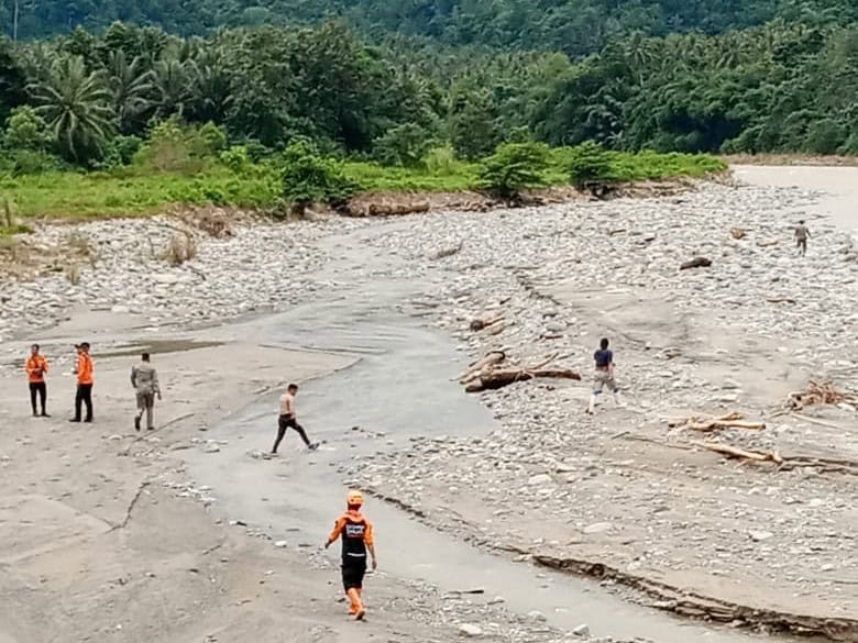 banjir dan longsor gorontalo2 dompet dhuafa Tim DMC saat melakukan assessment dan evakuasi di lokasi banjir di wilayah Gorontalo, Kamis (11/07/2024).