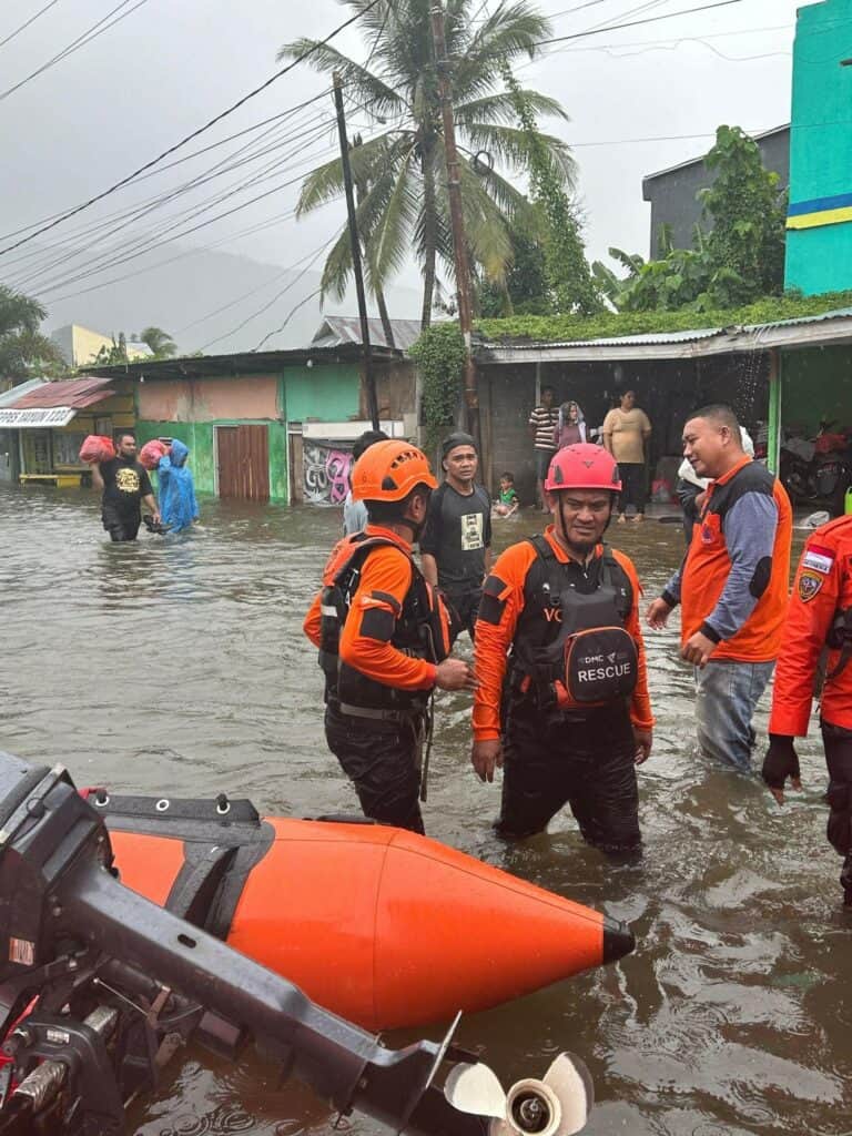 banjir dan longsor gorontalo3 dompet dhuafa Tim DMC saat melakukan assessment dan evakuasi di lokasi banjir di wilayah Gorontalo, Kamis (11/07/2024).