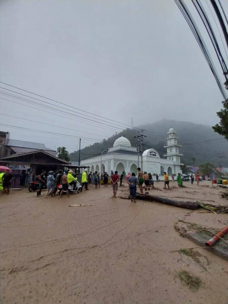 banjir dan longsor gorontalo5 dompet dhuafa Banjir melanda enam kecamatan wilayah Kota Gorontalo, Rabu (10/07/2024), terparah menggenangi wilayah Kecamatan Dumbo Raya dan Kota Barat.