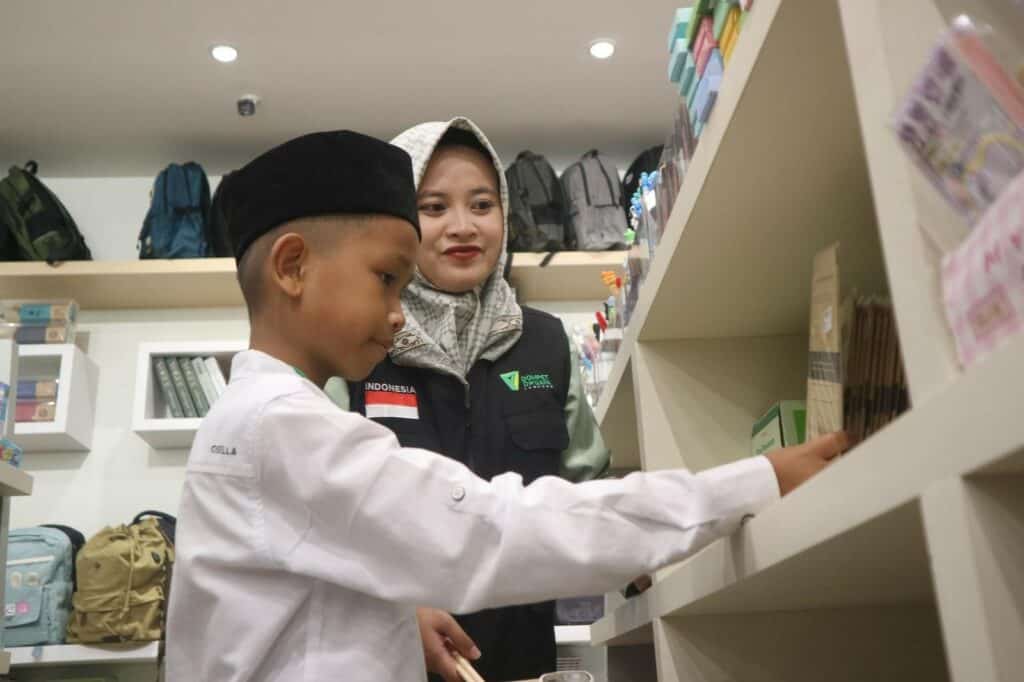belanja bareng yatim lampung3 dompet dhuafa Dompet Dhuafa Lampung bersama Darul Fattah Peduli membersamai Hafidz-peserta anak-anak yatim berbelanja kebutuhan sekolah di toko Mote-mote, Minggu (21/07/2024).