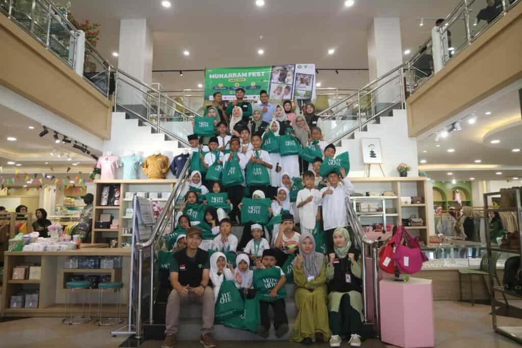belanja bareng yatim lampung4 dompet dhuafa Dompet Dhuafa Lampung bersama Darul Fattah Peduli membersamai 30 anak-anak yatim berbelanja kebutuhan sekolah di toko Mote-mote, Minggu (21/07/2024).