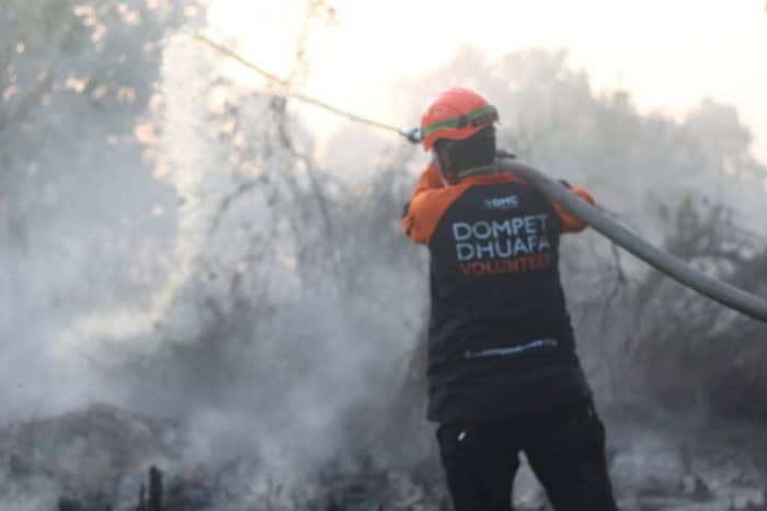fotojet 1 dompet dhuafa Tim Dompet Dhuafa bantu percepatan pemadaman kebakaran hutan dan lahan di Desa Arang Limbung, Kecamatan Sungai Raya, Kabupaten Kubu Raya, Jumat (26/07/2024).