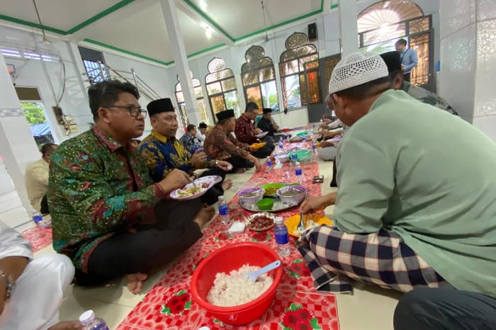kunjungan dompet dhuafa ke vietnam 3 dompet dhuafa Rombongan Menko PMK RI menyantap makan siang bersama warga muslim Champa, Vietnam.