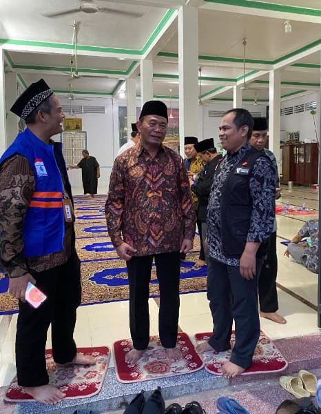 kunjungan dompet dhuafa ke vietnam 5 dompet dhuafa Perwakilan Dompet Dhuafa Dian Mulyadi (kanan), Menko PMK RI Prof. Muhadjir Effendy (tengah), berbincang dalam kunjungan Kunjungan Muslim Champa, Vietnam.